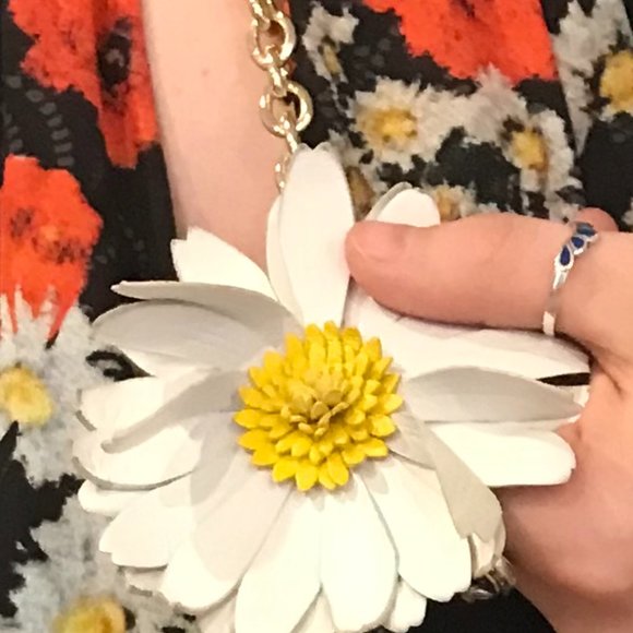 Lightweight pleated dress with Open-back - Picture 3 of 11